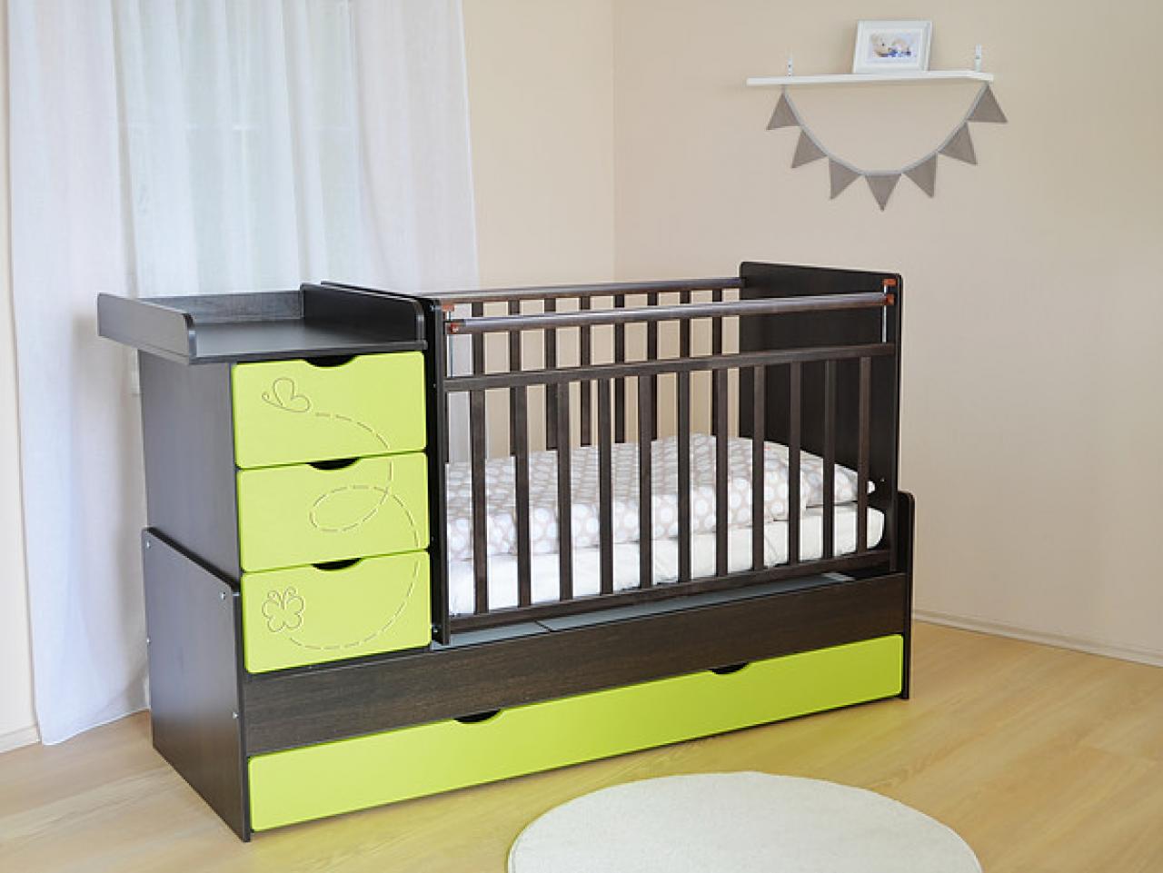 кроватка для новорожденного с пеленальным столиком и маятником